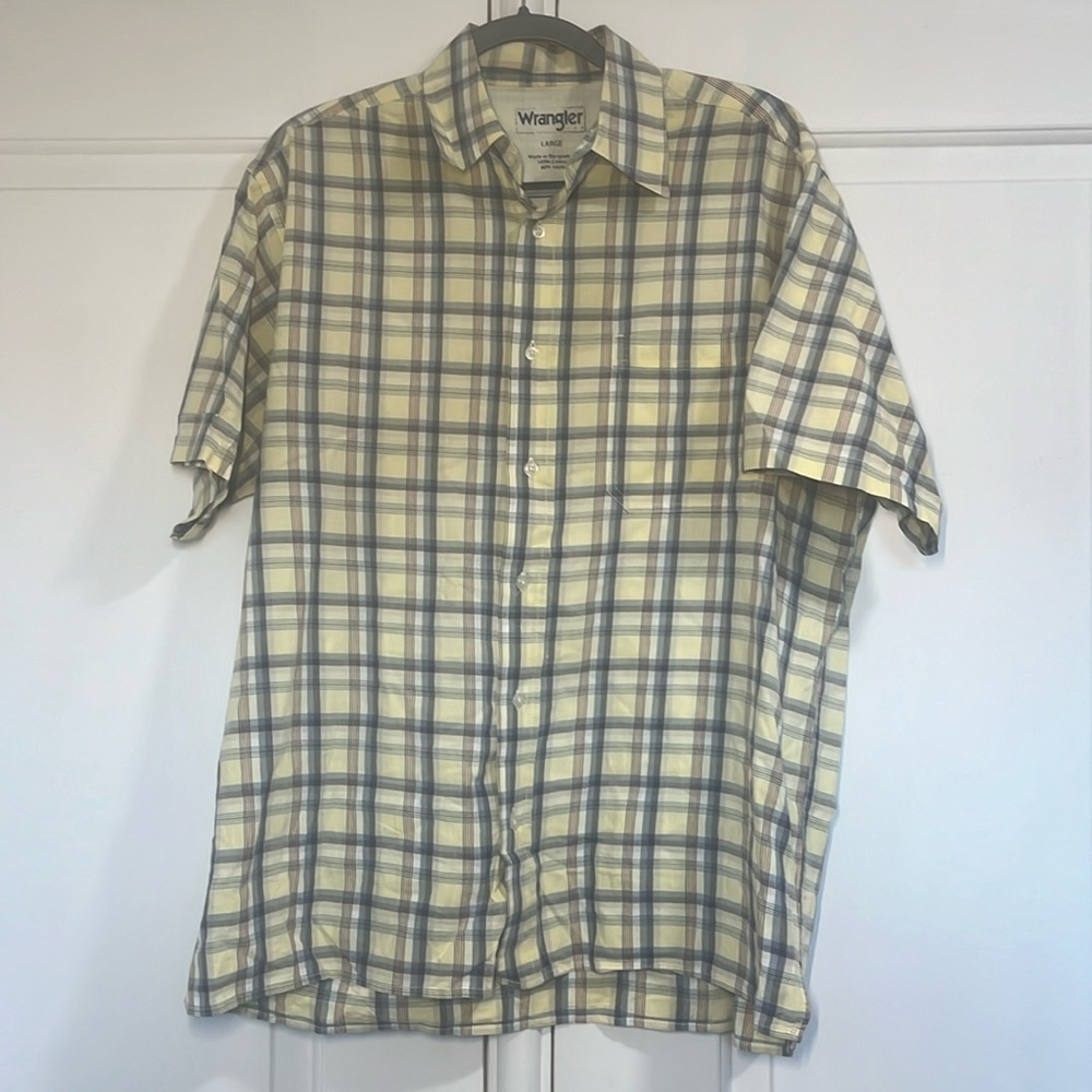Wrangler short sleeve button up shirt